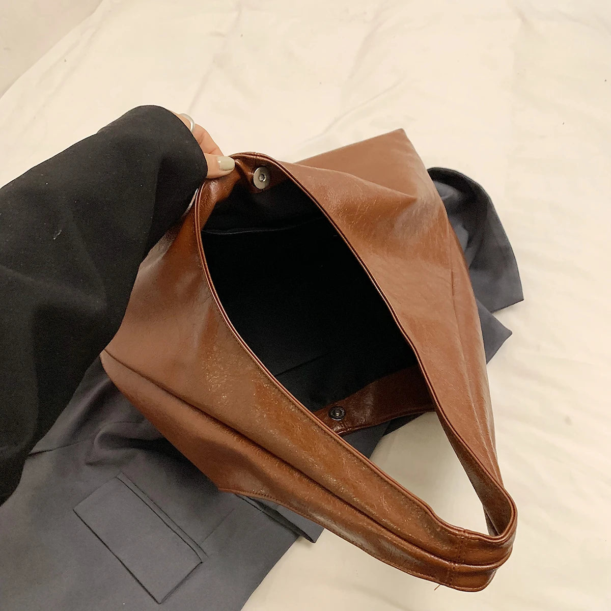 Luxe PU Leather Hobo Bag – Winter 2025 Edition